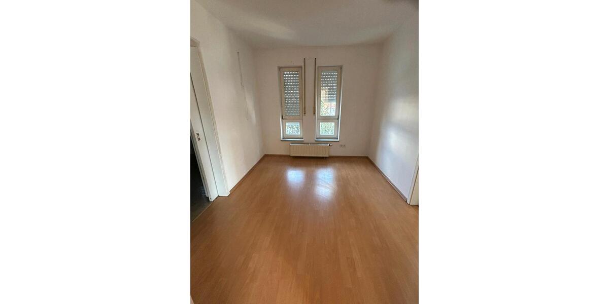 Großes Einfamilienhaus über drei Stockwerke 6 zimmer