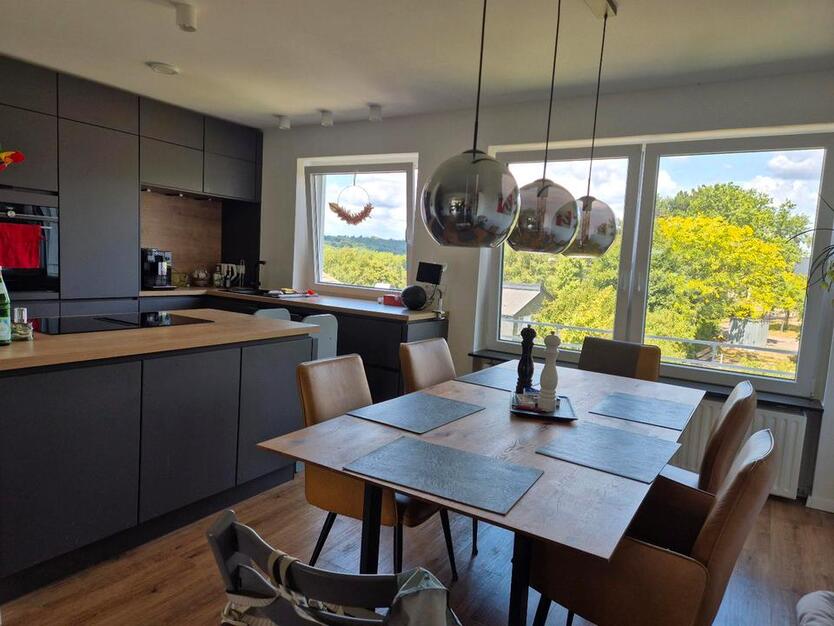Helle 4,5 - Zimmer-Wohnung mit Balkon & TG-Stellplatz