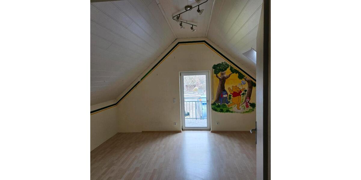 Dachgeschoßwohnung Nittendorf - 3.5 Zimmer, 94 m&sup2;, 1.150&euro; | Angebot:25149755