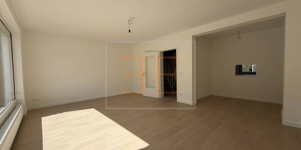 Frisch saniertes Reihenmittelhaus mit 6 Zimmern, Balkon und Einzelgarage zu vermieten - Reihenmittelhaus Rellingen | Angebot:26346609