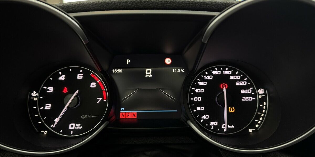 Alfa Romeo Giulia 2.0 Veloce Q4 Turbo Panoramadach Xenon 43.300 km 32.540 &euro; Lich 35423