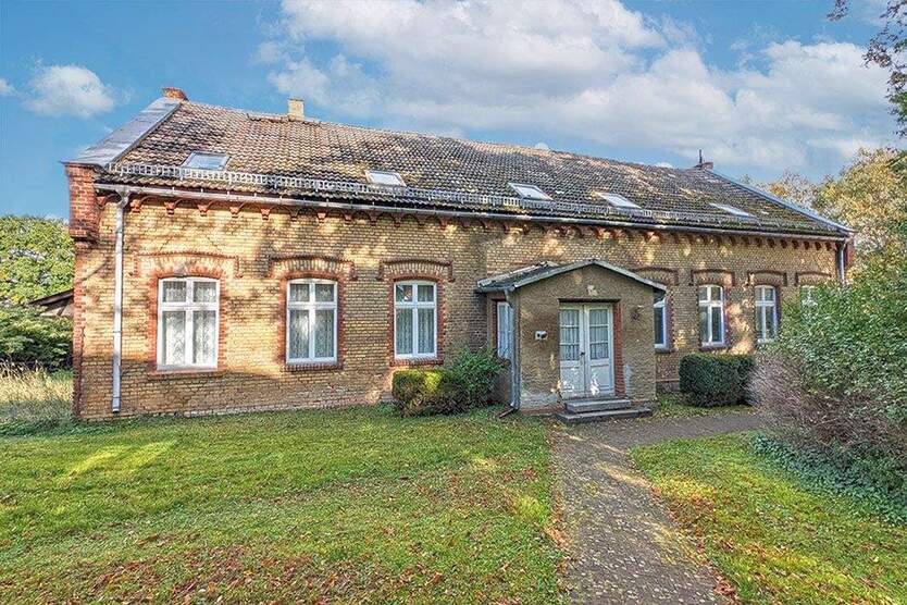 Ehemaliges Pfarrgehöft bestehend aus Pfarrhaus, Scheune und Stallungen - leerstehend 1 zimmer