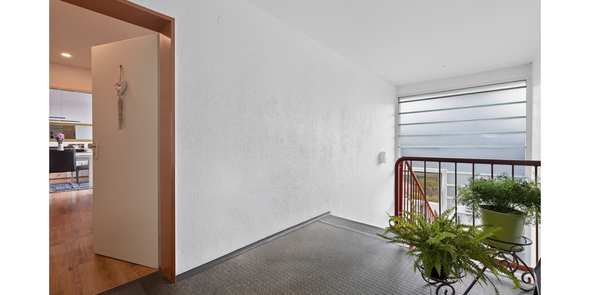 Schöne Aussichten: 4- Zimmer Wohnung mit großem Balkon, Stellplatz und EBK - Etagenwohnung Hügelsheim | Angebot:27306597