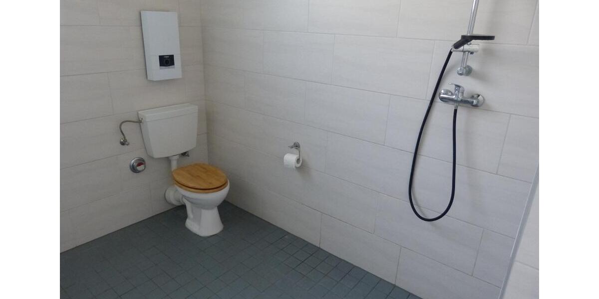 Gewerbehalle mit Büro, Garagen und Sozialräumen 133 qm zimmer