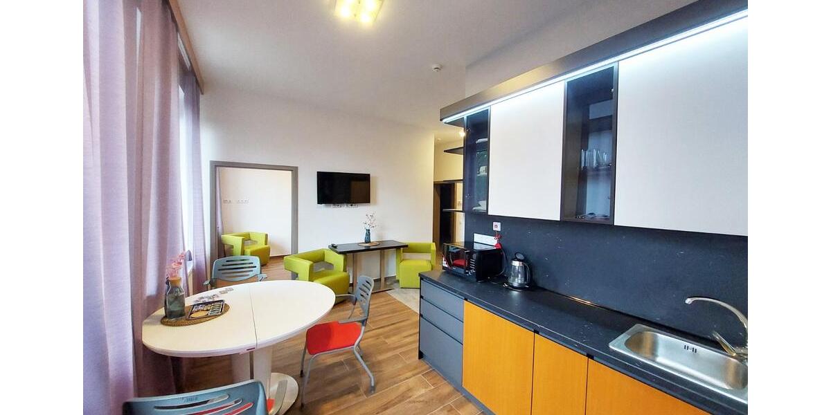 Gemütliche Wohnung mit Küche und Schlafzimmer. 1 zimmer