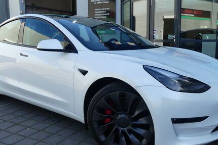 Tesla Model 3 33.249 km 35.800 &euro; Berlin 13156