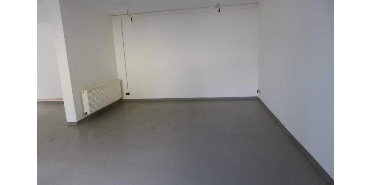 Gewerbehalle mit Büro, Garagen und Sozialräumen 170 qm zimmer