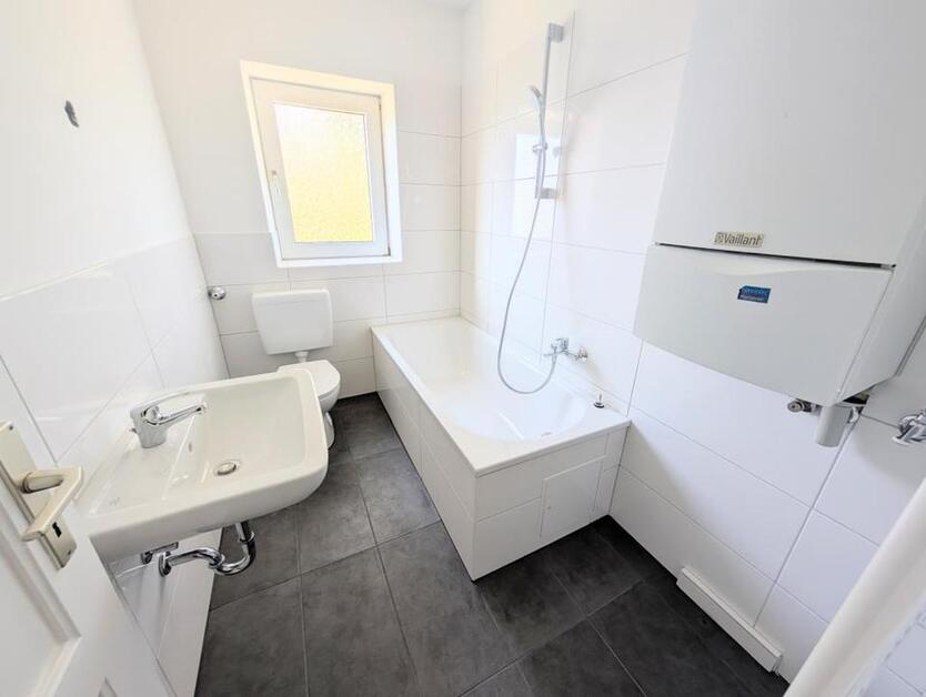 **Renovierte Wohnung mit modernem Tageslichtbad und eigenem Garten gewünscht? Dann zugreifen!** zimmer