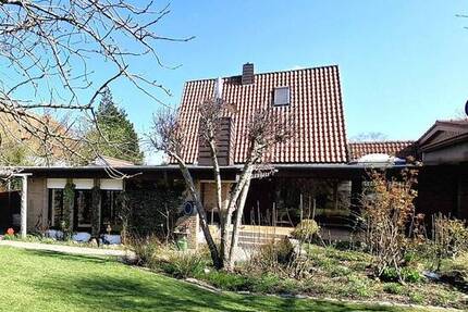 Stilvolles Einfamilienhaus mit großzügigem Anbau im Bungalow-Stil 5 zimmer