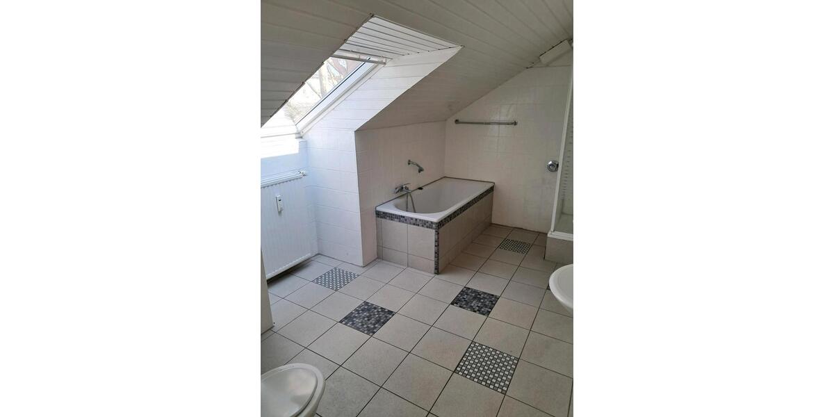 Dachgeschoßwohnung Duisburg Ruhrort - 4 Zimmer, 95 m&sup2;, 149.000&euro; | Angebot:26178480