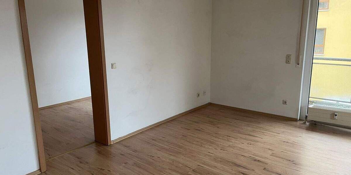 Sehr hübsche 1 12 Zimmer-Wohnung im 1. OG (Aufzug) mit Einbauküche, Balkon und Tiefgaragen-Stellplatz 1 zimmer