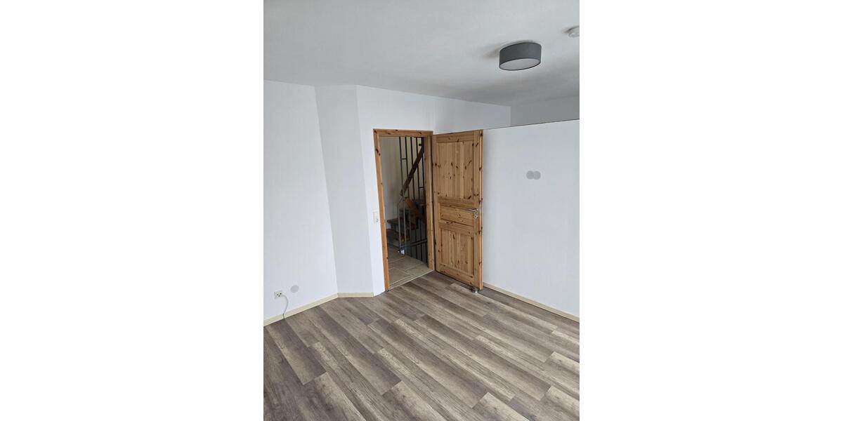 Modernes Reihenendhaus nebst 2 Garagen, Küche, Garten 4 zimmer