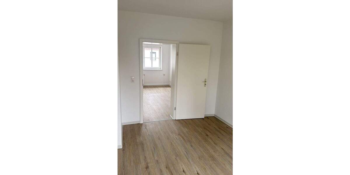 Direkt einziehen! Frisch renovierte kleine 3 Zimmer-Wohnung mit separater Küche und Tageslichtbad 3 zimmer