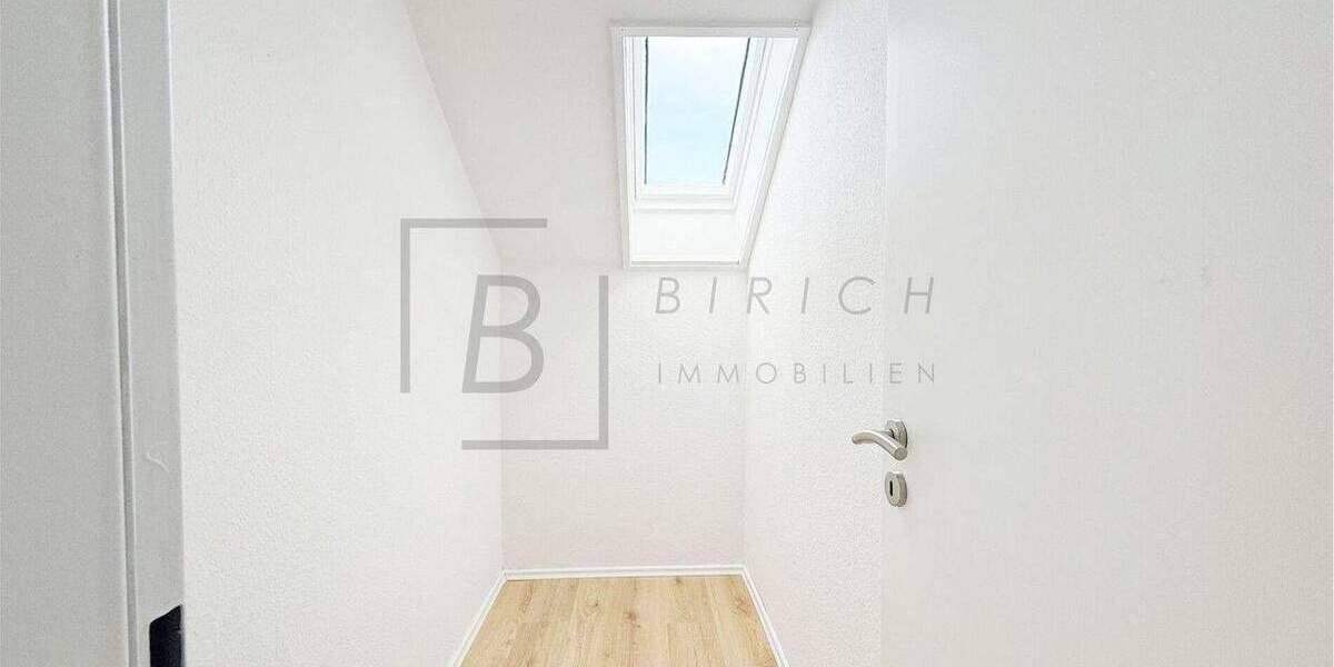 Ideal für Pendler: Ruhige 2,5-Zimmer-DG-Wohnung in Staig - nahe A7, mit neuer Küche & Dachterrasse 2 zimmer