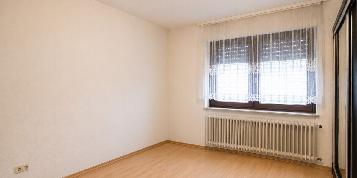 Ihr Deal: 3 Häuschen, 3 Garagen, bis zu 5 WE, davon nur 2 vermietet. HEIZUNG IST NEU! - Mehrfamilienhaus, Wohnhaus Schmitten | Angebot:26781264