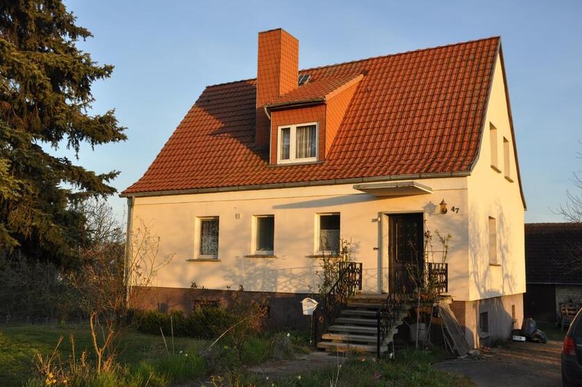 Einfamilienhaus mit Nebengebäude und großem Grundstück