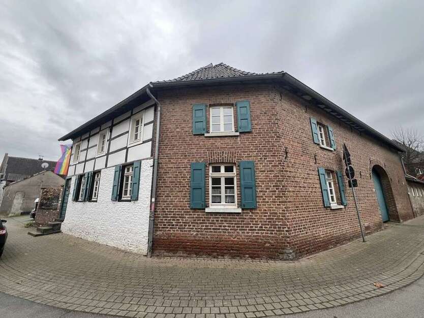 Haus zum Kaufen in Bedburg 150.000 € 165.2 m²