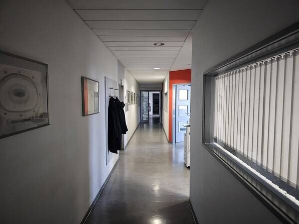 Gewerbeimmoblie mit Hallen- und Büroflächen zimmer
