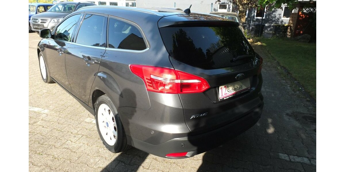 Ford Focus TITANIUM WM26: NAVI KLIMAAUTOM EINPARKHILFE 134.288 km 6.998 &euro; Köln 50858