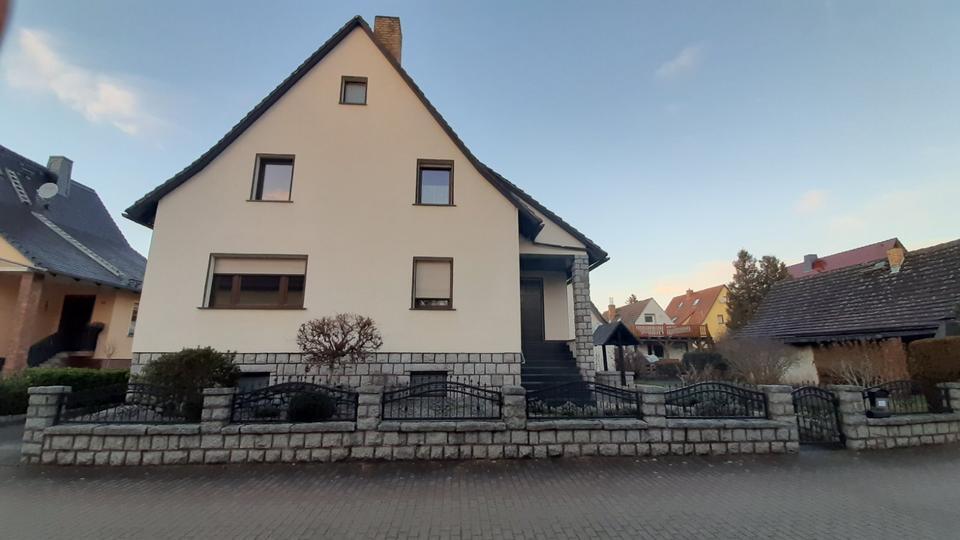 Wohnhaus vollunterkellert m. Dachausbau u. Nebengebäude m. 2 Fewo