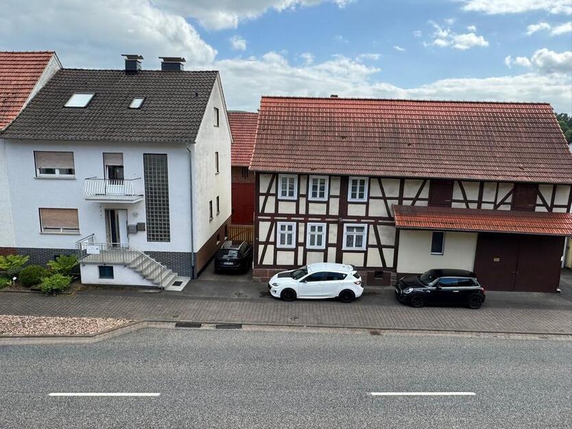 Haus mit Nebengebäuden