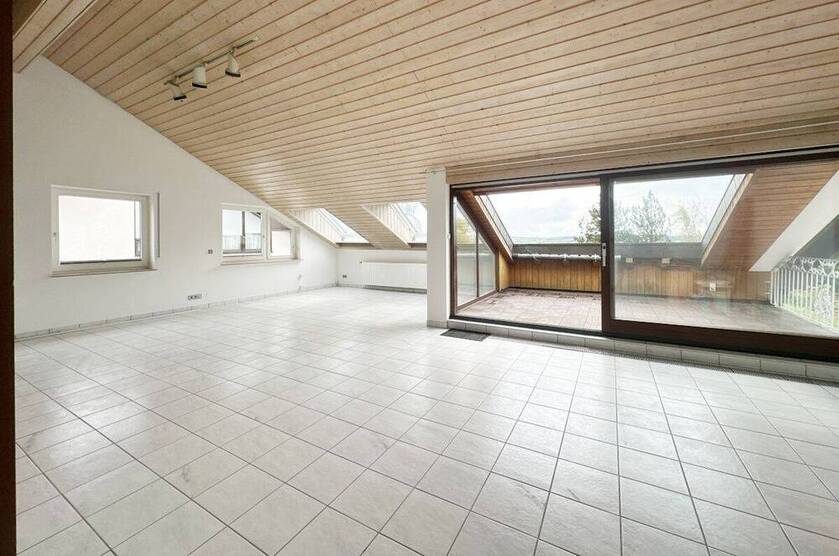 Außergewöhnliche 4,5 Zimmer Wohnung direkt am Feld mit Garage