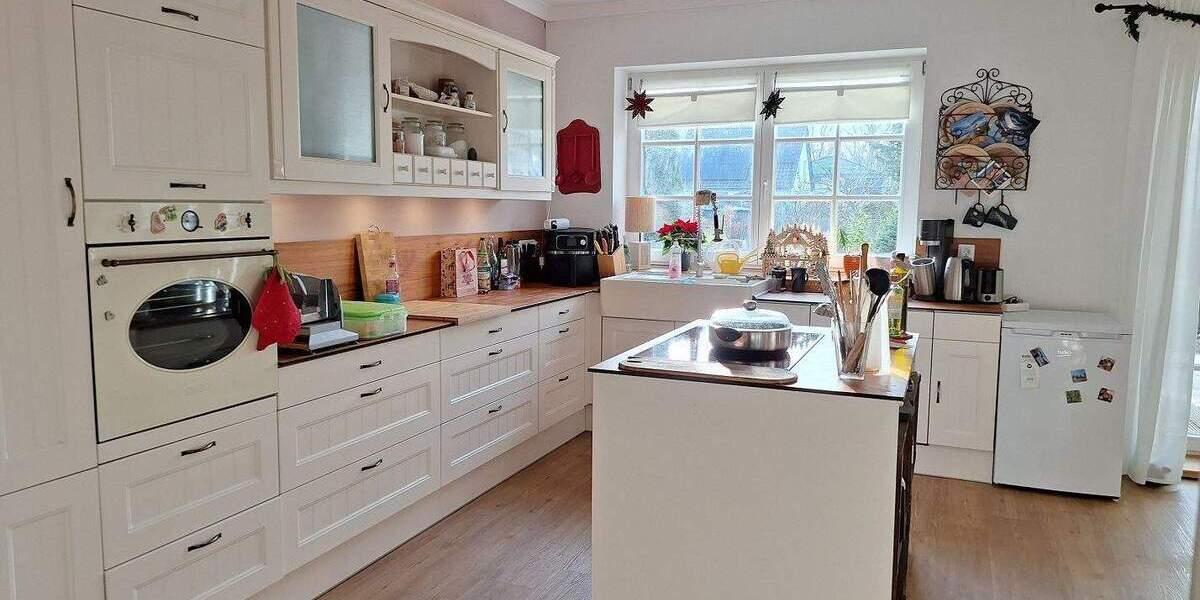 Riesen-Grundstück, zusätzl. Bauland, Riesen-Garage, Stall - Großzügiges Wohnhaus in Greifswald 7 zimmer