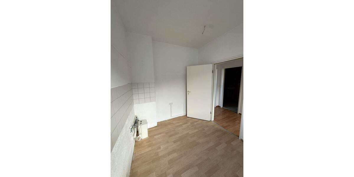 Etagenwohnung Bitterfeld-Wolfen Bitterfeld - 2 Zimmer, 69 m&sup2;, 450&euro; | Angebot:26016538