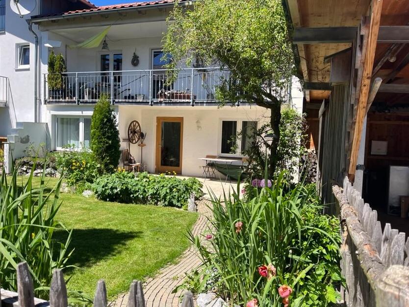Charmante 2-Zimmer-Wohnung mit Terrasse, Gartenanteil und Stellpl