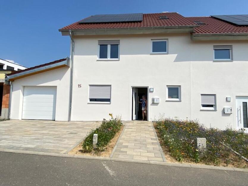 Erstbezug - moderne DH Hälfte mit PV Anlage, Wallbox, Wärmepumpe zimmer