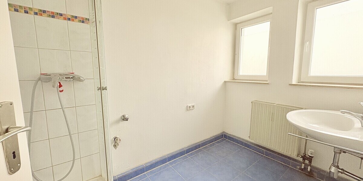 ***Zweifamilienhaus mit großem Grundstück & Baugenehmigung – vielseitig nutzbar*** - Zweifamilienhaus Perchting Perchting | Angebot:25987665