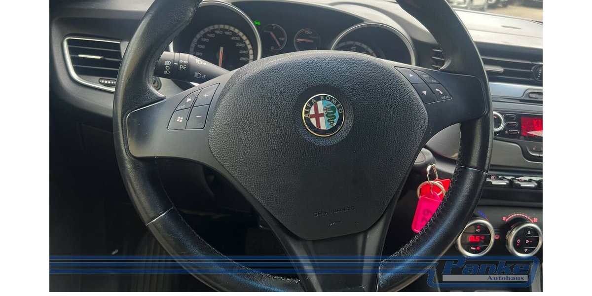 Alfa Romeo Giulietta 1.4 TB Turismo Aut.*BT*SHZ*Leder*Xenon 200.000 km 5.990 &euro; Berlin 13187