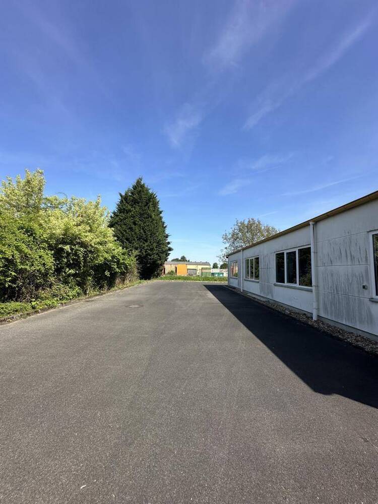 ***Lagerhalle, Büros, Parkflächen, Ausbaureserve, große Freifläche...in MG-Giesenkirchen***
