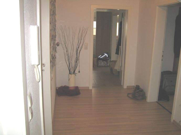 Zum Verkauf bieten wir an: ein großes Wohnhaus (Altbau) mit 3 Wohnungen und 2 Garagen in stadtnaher Wohnlage