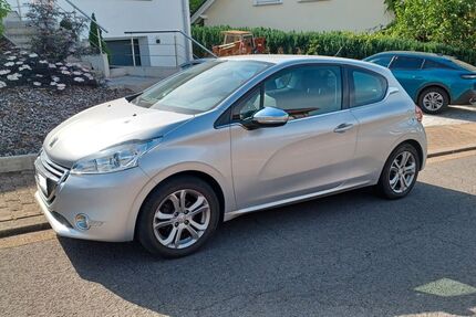 Peugeot 208 79.000 km 7.400 &euro; Beckingen-Reimsbach 66701